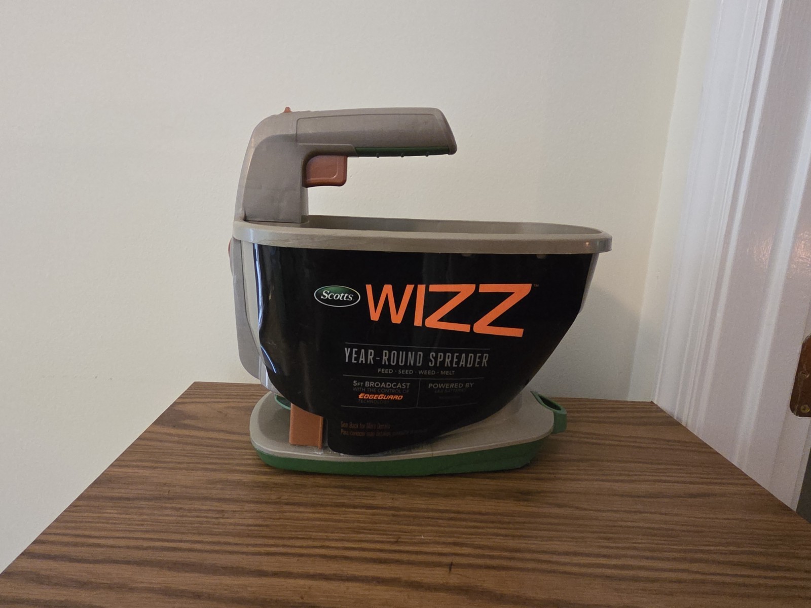Scotts Wizz Spreader 71131–1 for Feed Seed Weed Control and Ice Melter