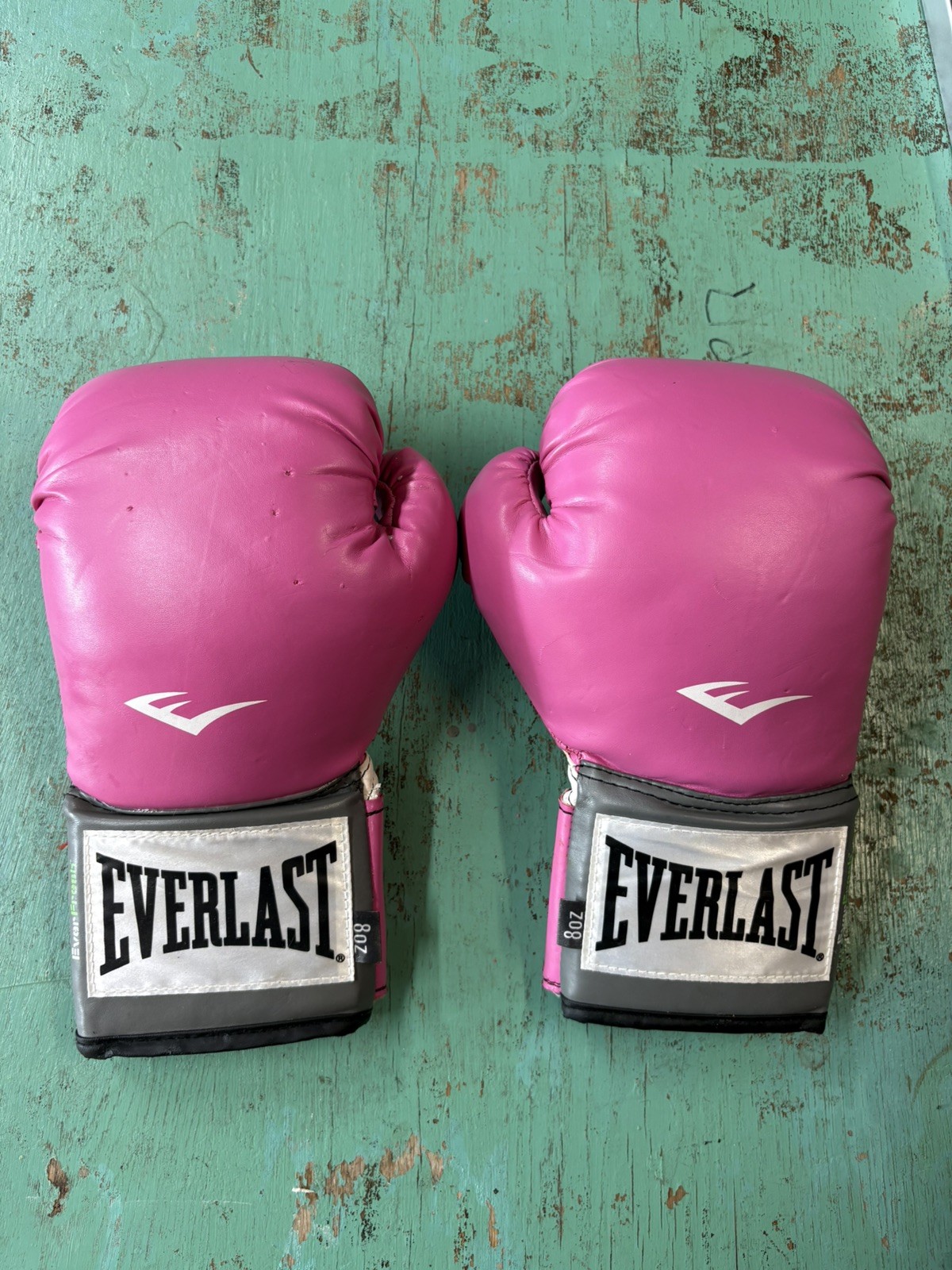 EVERLAST WOMENS BOXING GLOVES 8 OZ. MODEL - PINK