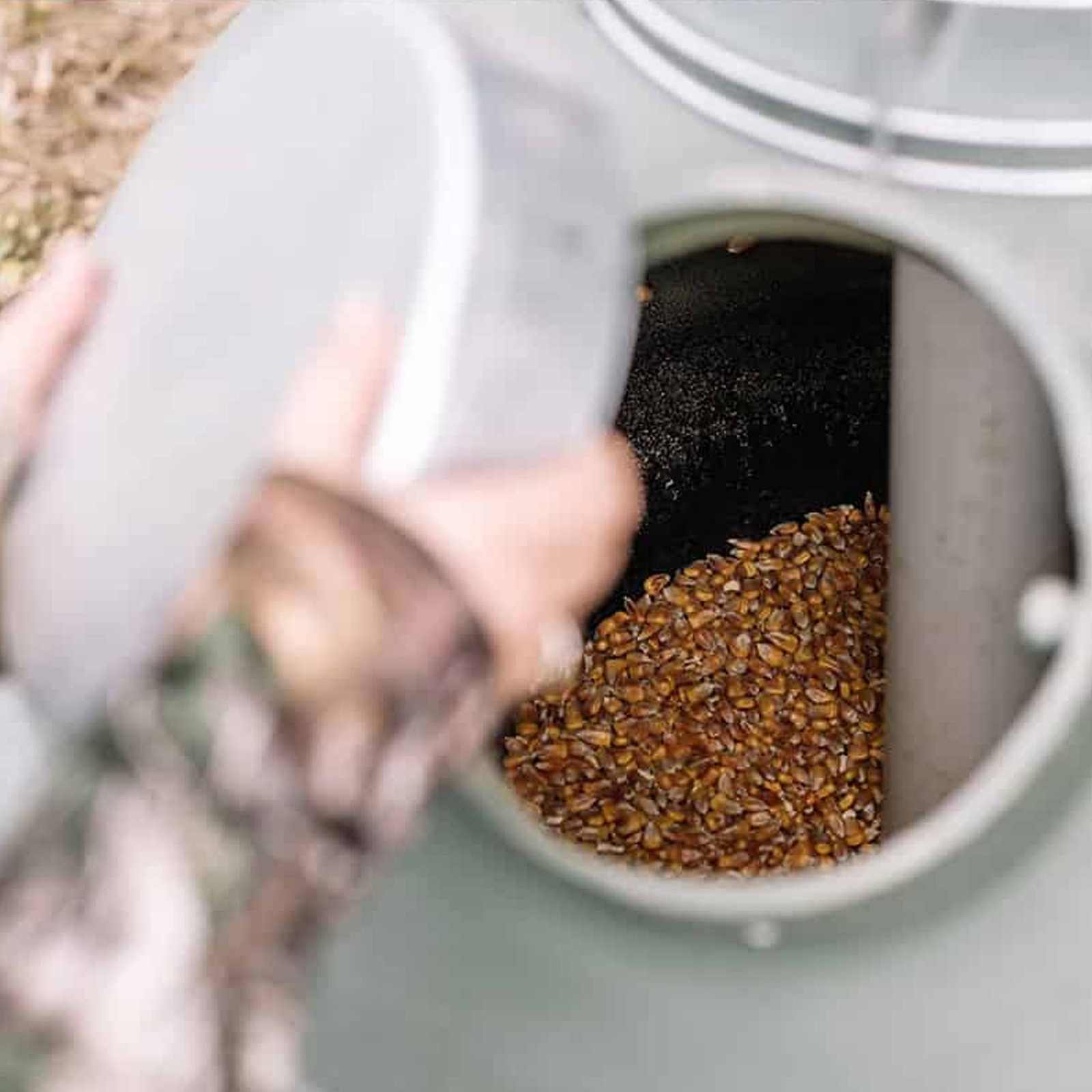 Capsule Feeder 200lb W/Base