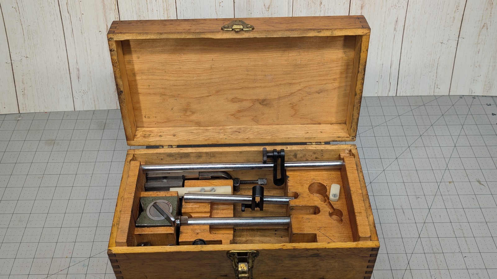 Mitutoyo magnetic stand 7011au+wood Case+V-Block & Clamp - Excellent condition