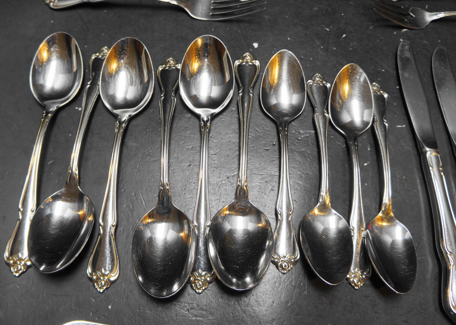 Oneida Arbor Rose True Rose 32 Pieces Flatware Set