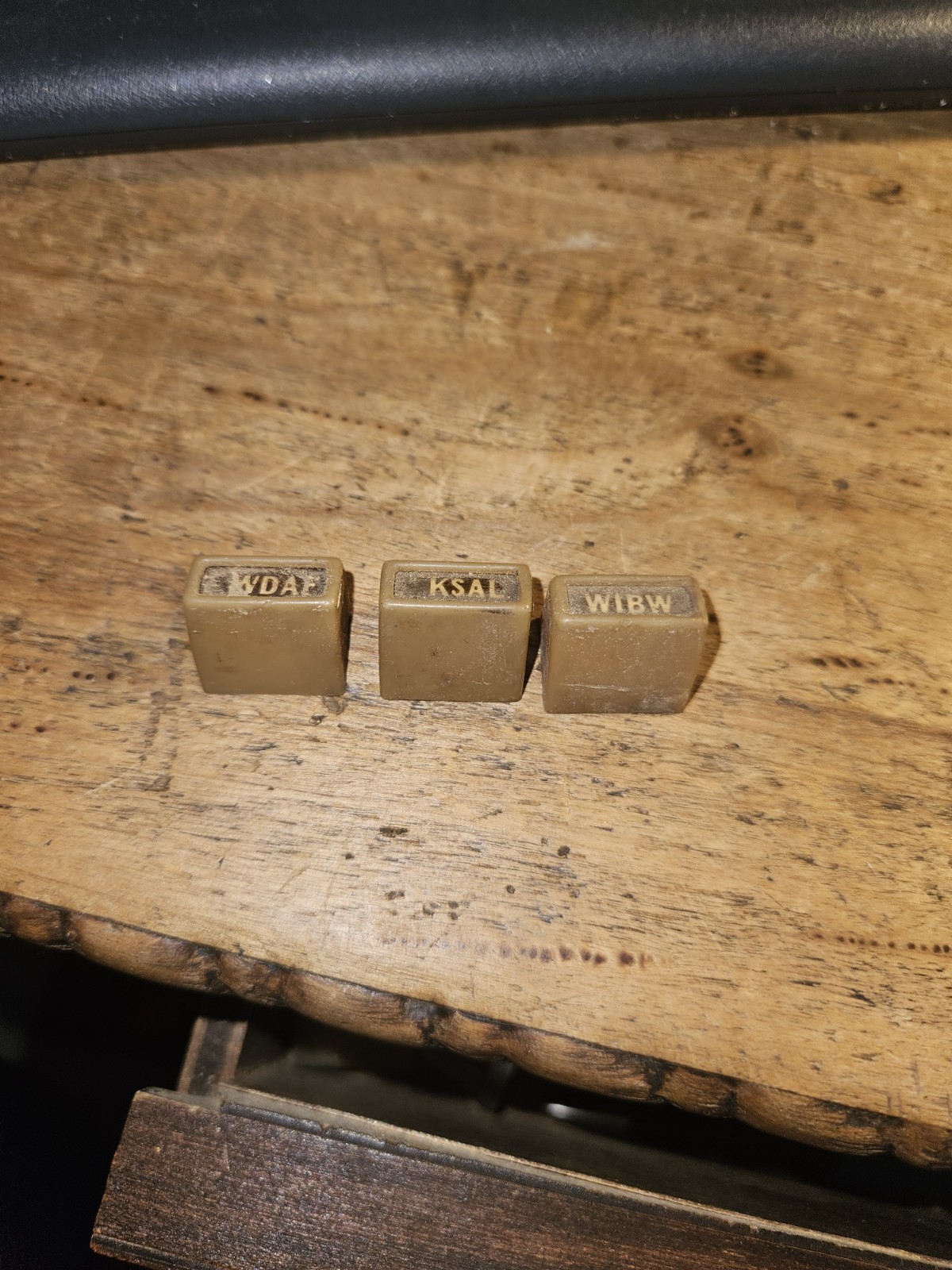 4 VINTAGE ADMIRAL PUSH BUTTON BAKELITE TABLETOP RADIO KNOBS