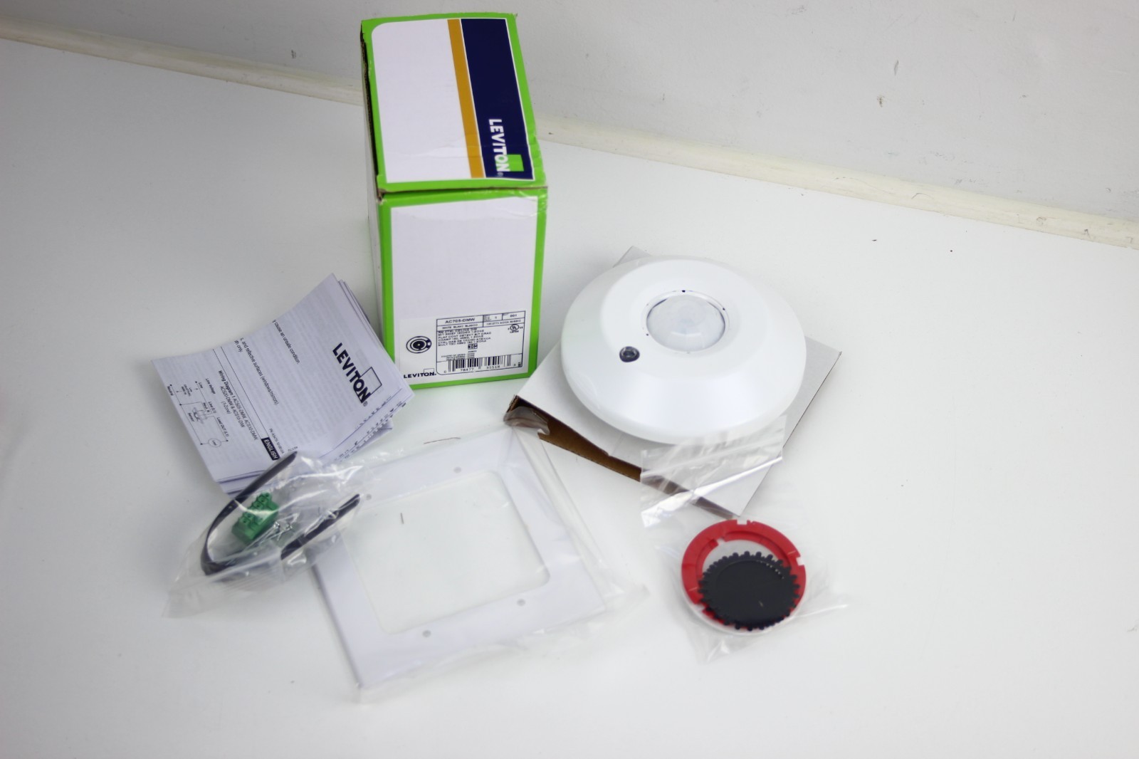 LEVITON Smart Room Controller: LED, Passive Infrared (PIR)/Ultrasonic  AC705-DMW