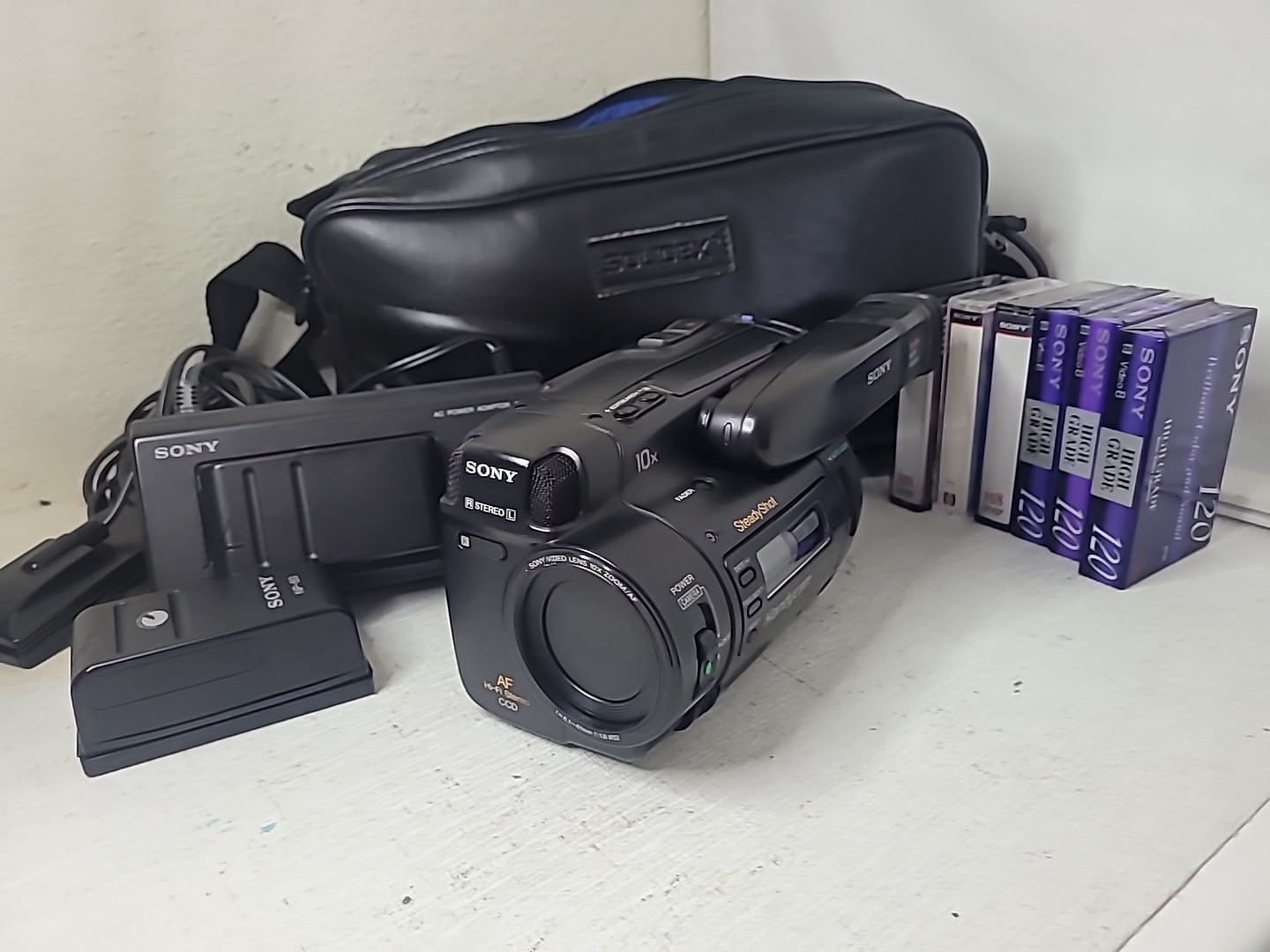 Sony Handycam CCD-TR91 Camcorder w/ Battery, Charger,Tapes, Case -Untested Clean