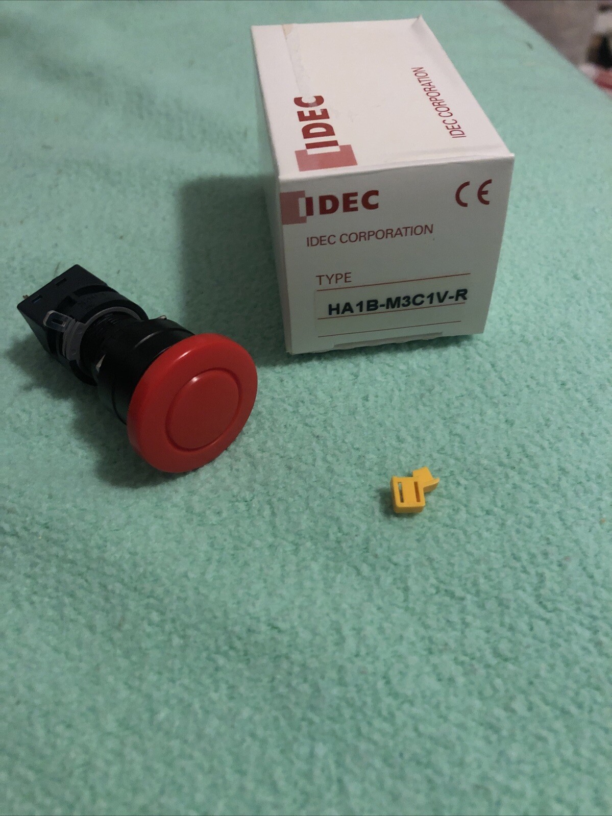 IDEC HA1B-M3C1V-R RED Push button NEW NIB !