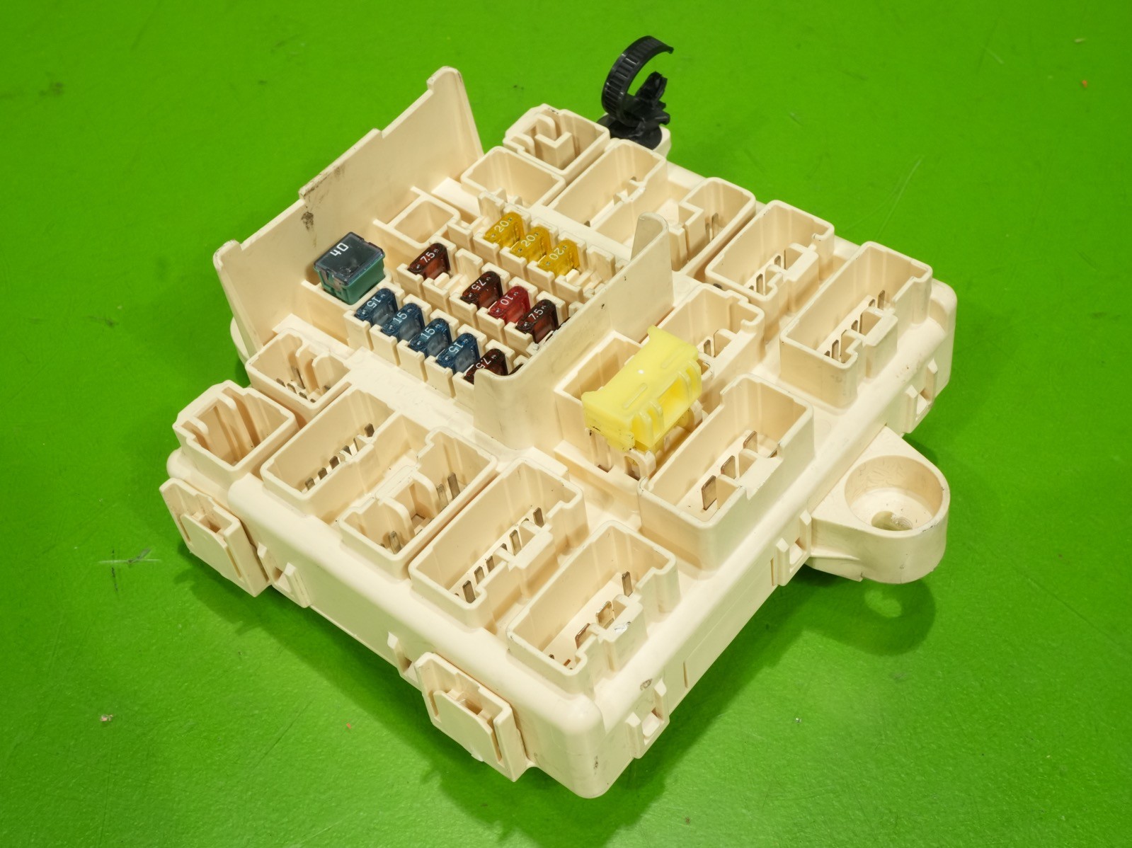 01-05 IS300 OEM passenger main interior cabin fuse relay junction box panel