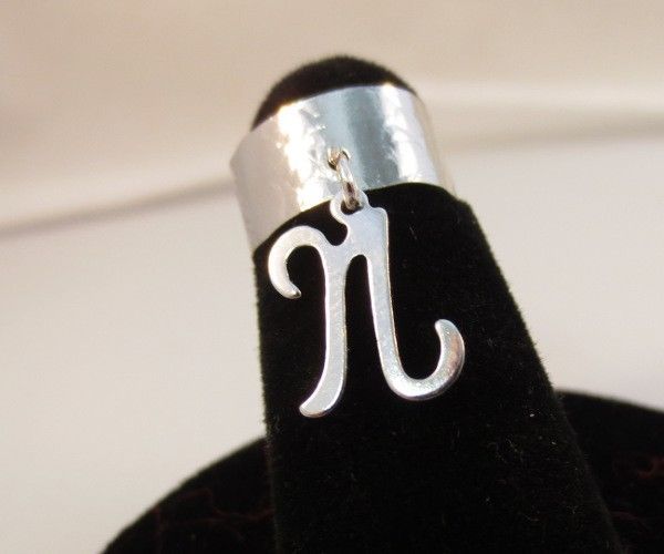 14KT WHITE GOLD EP  HAMMERED TOE RING WITH A DANGLE INITIAL N