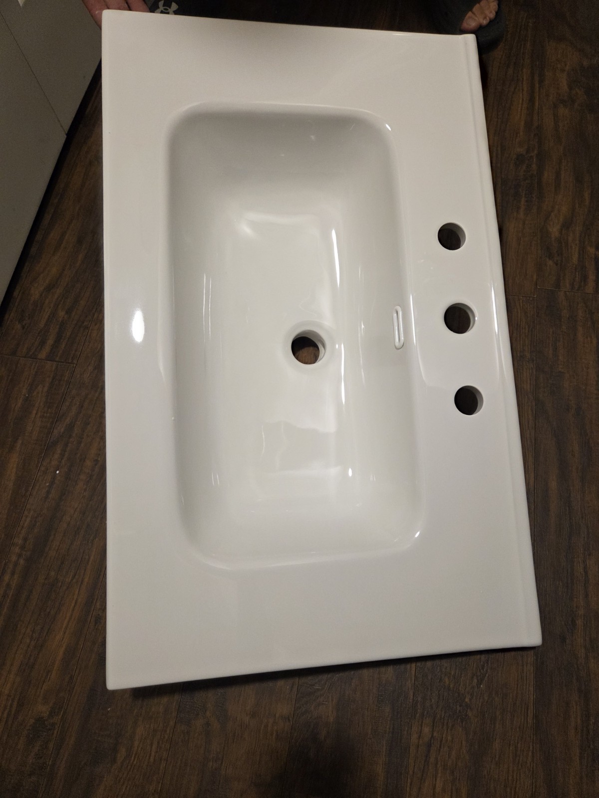 BB0930Y331 Integrated white ceramic basin three predrilled faucet holes faucet d