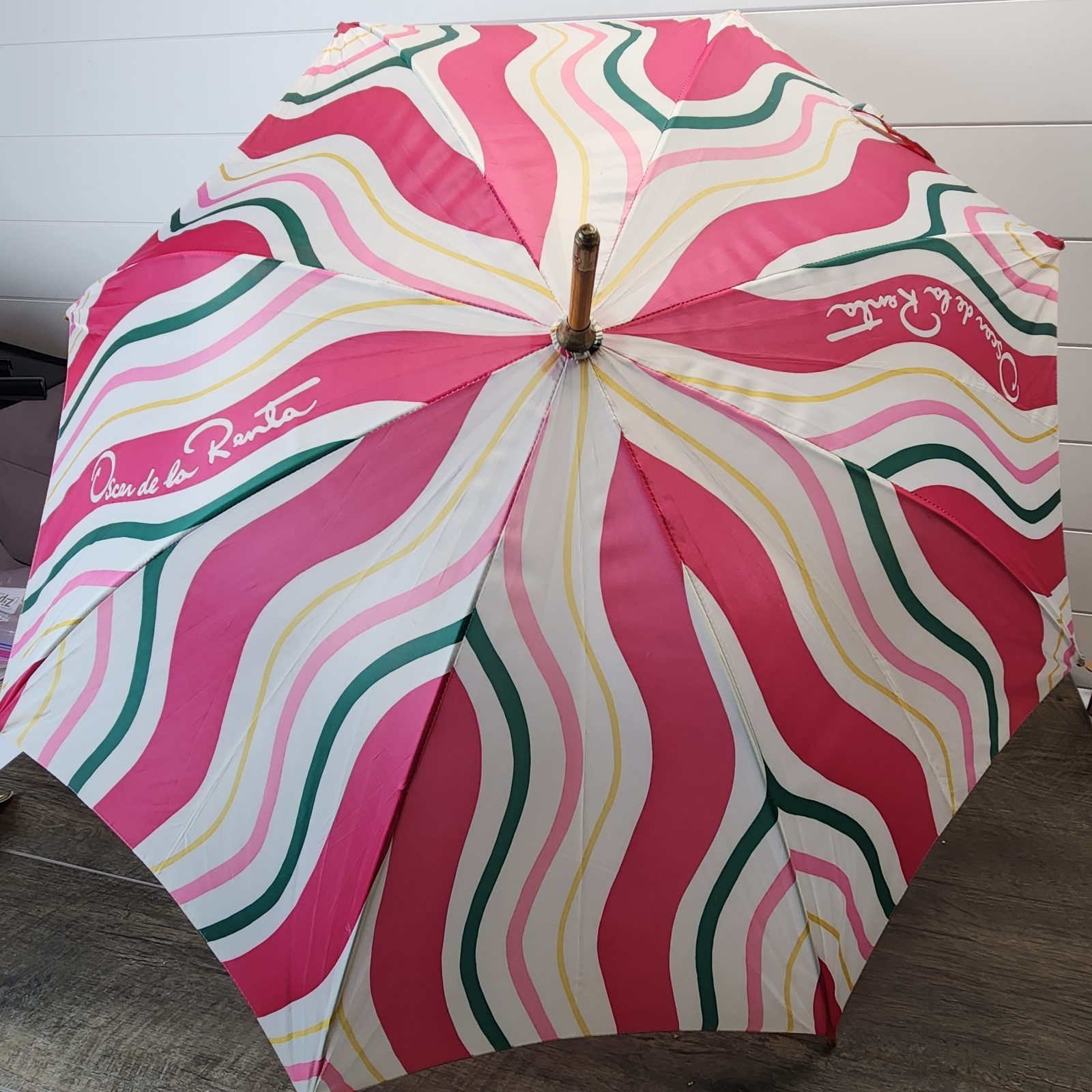 Vtg Oscar De La Renta Pink Swirly Stripe Full-Size Umbrella With Wooden Handle
