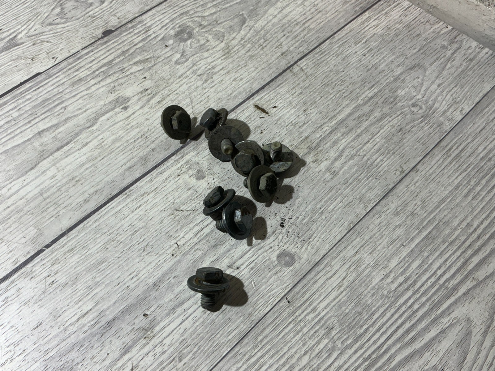 SKODA SUPERB FRONT WING BOLTS