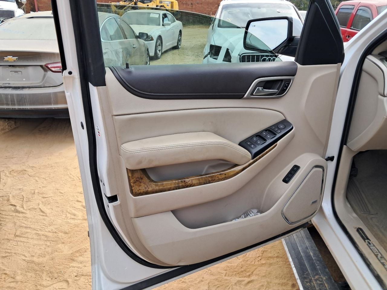 YUKONXL15 2016 Glove Box 4801636