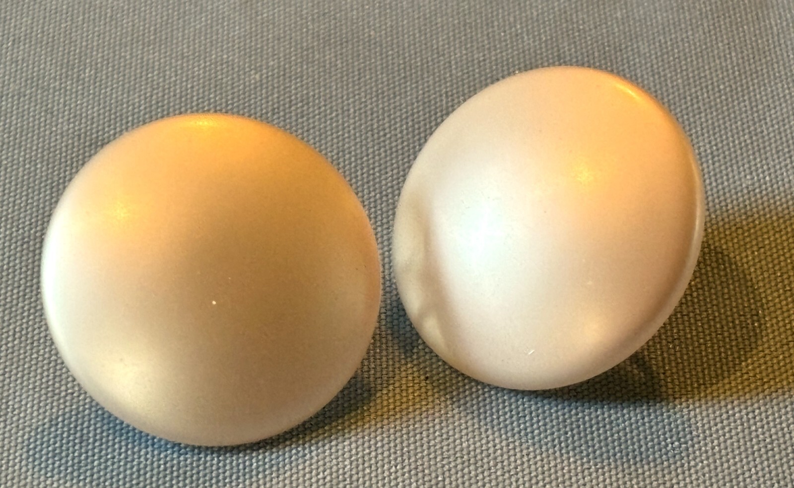 Sweet Vintage Unbranded Screw-Back Earrings Pale Pink Plastic Domed Discs
