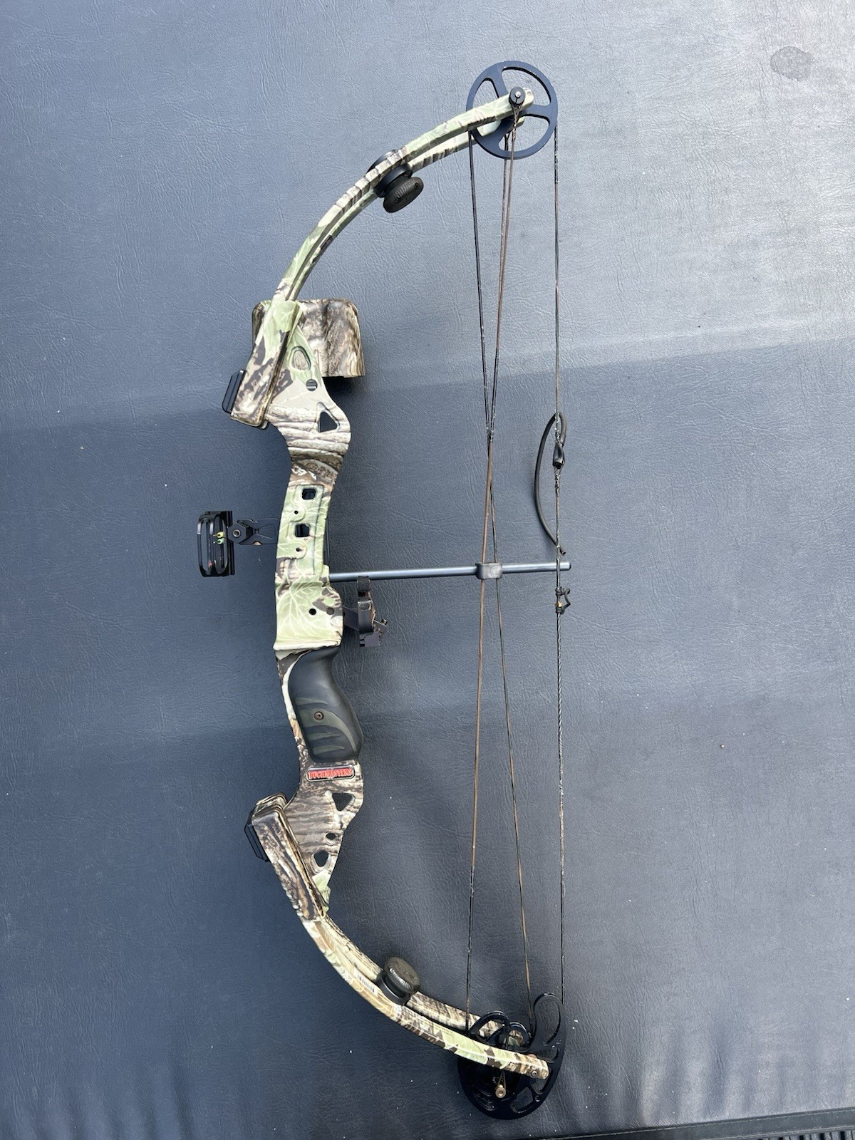 BUCKMASTERS BTR Pro Compound Bow Package Right Hand/Limb Saver/V Flight High Tek