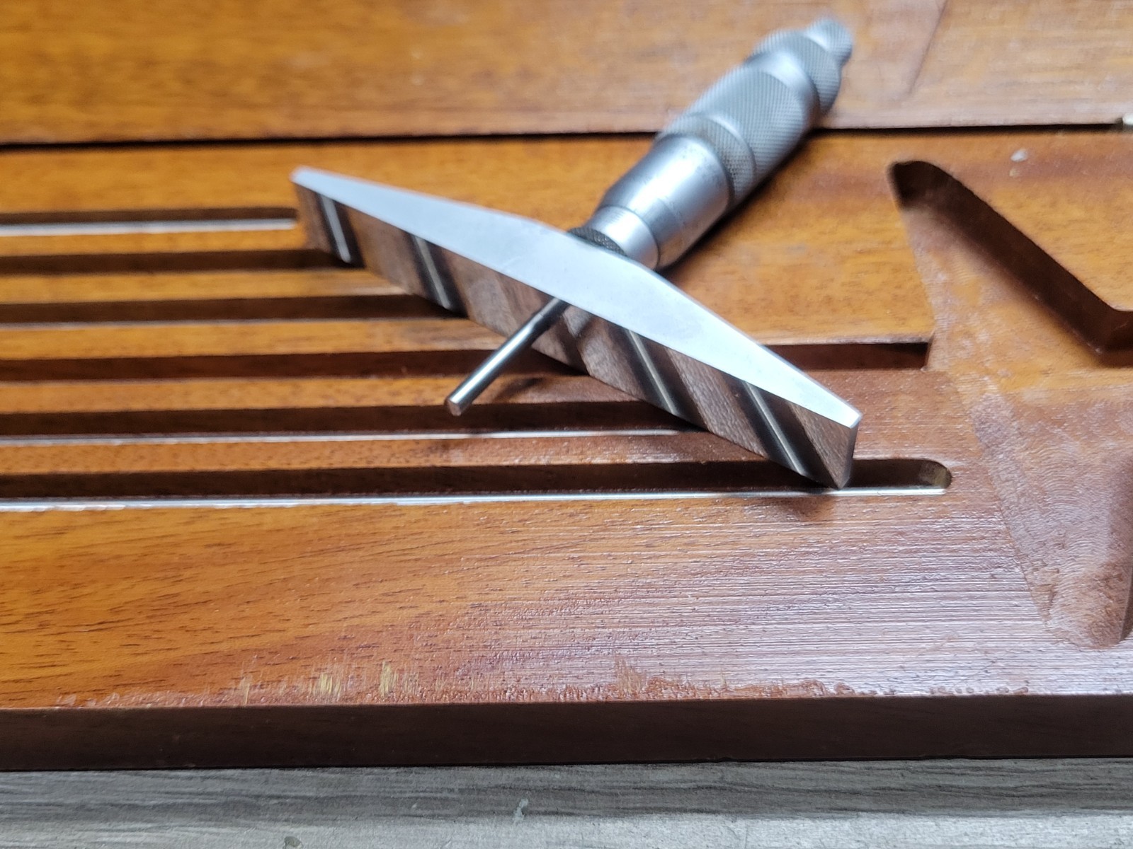 BROWN & SHARPE 0-6" DEPTH MICROMETER X .0001"
