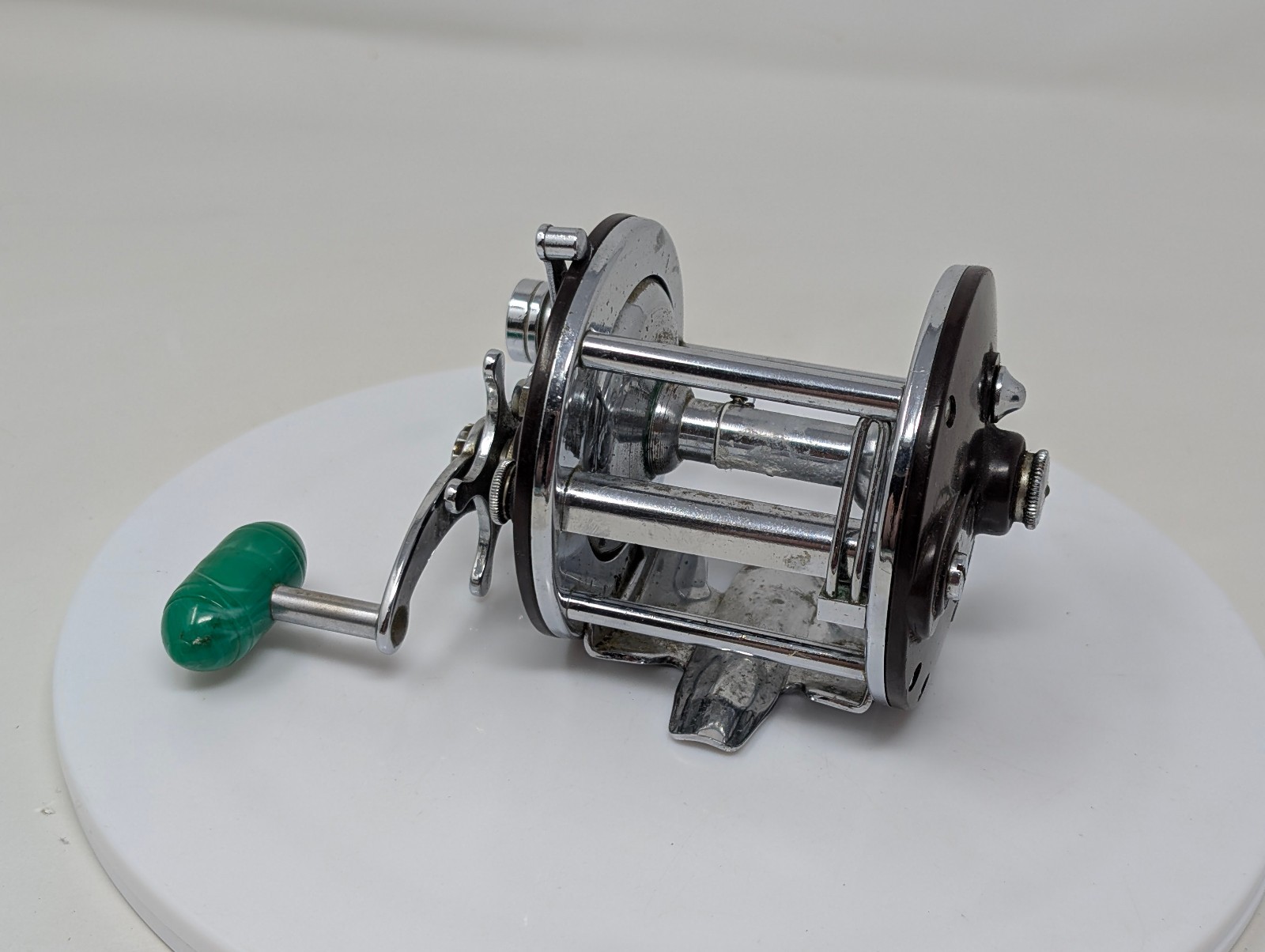 VTG PENN PEER No. 209 Level Fishing Reel Burgundy, Green Handle 30-66 Spins Well