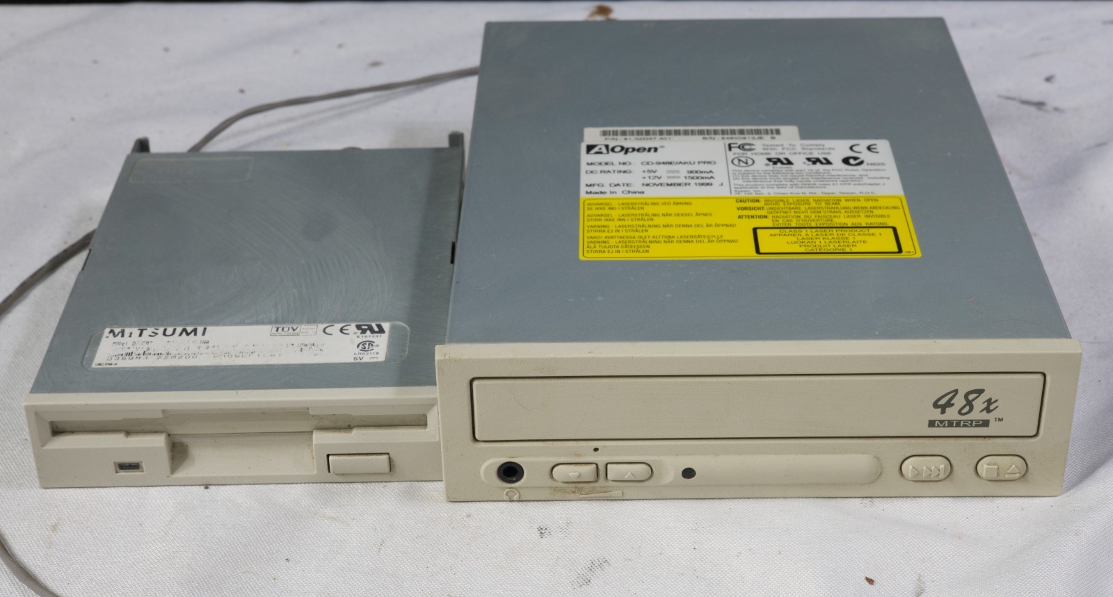 Vintage Mitsumi 3.5" floppy + IDE CD-ROM drive and audio cable bundle untested