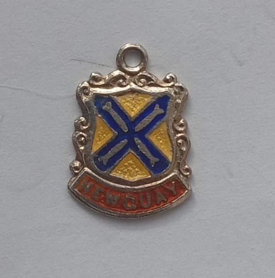 VINTAGE SILVER BRACELET CHARM NEWQUAY TRAVEL SHIELD PLACE NAME CHARM.   CH1-2