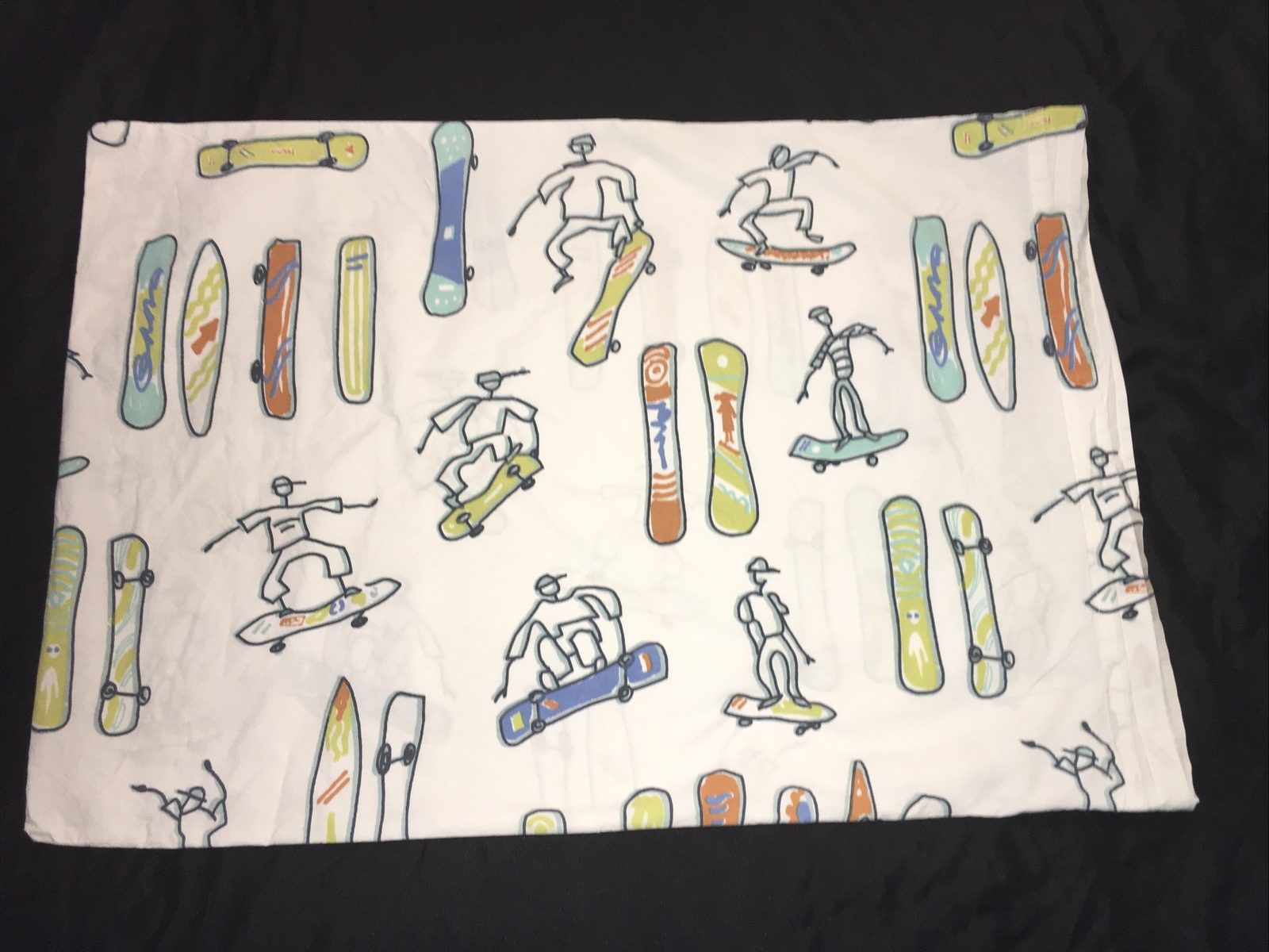 Garnet Hill Std Pillowcase Skateboarding Long-Board Figure White Green Skater