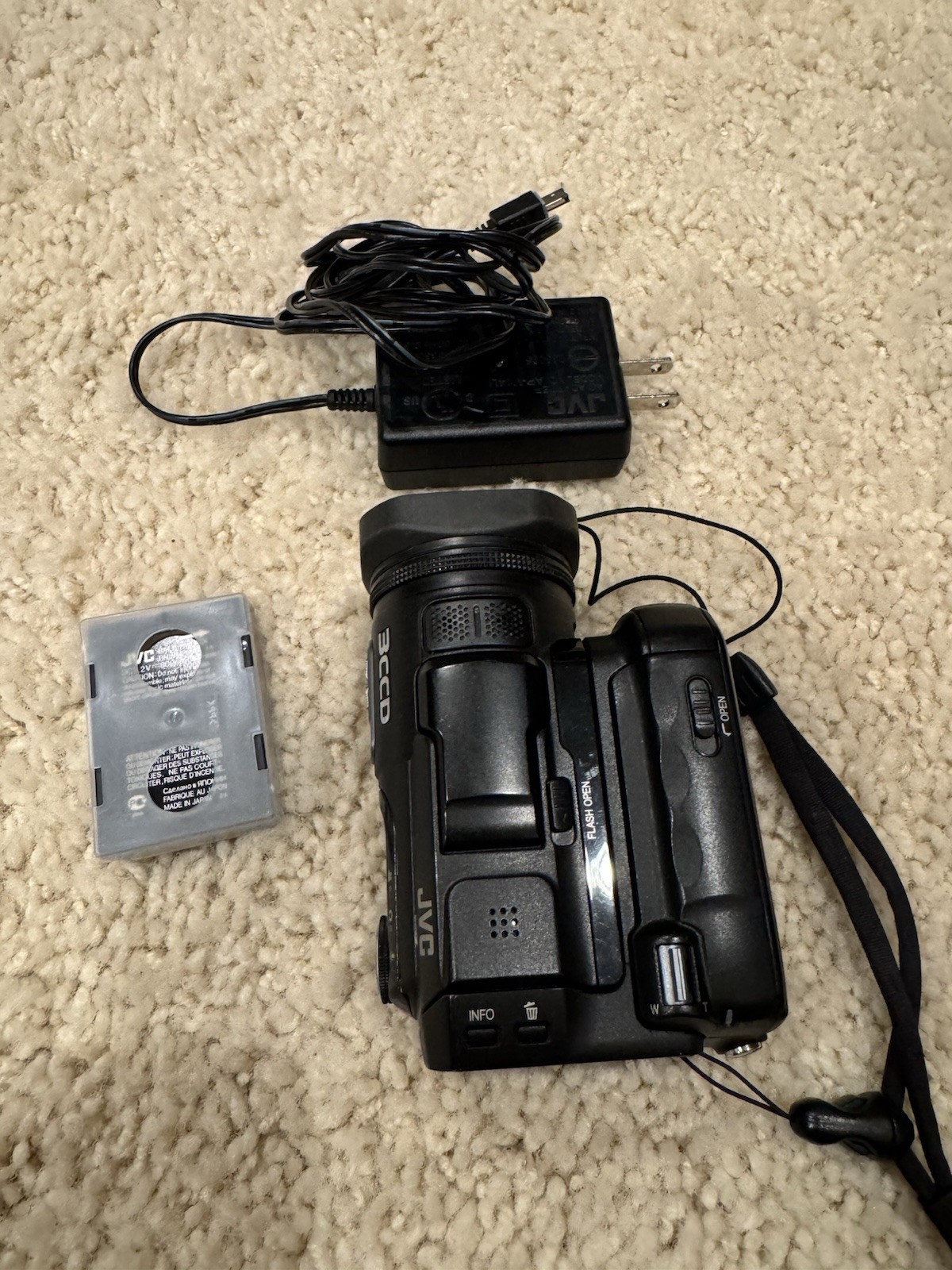 JVC Everio GZ-MC200 Flash Media Camcorder