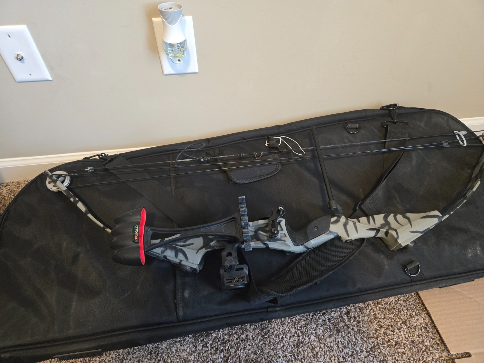XI SilverHawk XP Compound Bow NICE With Sight