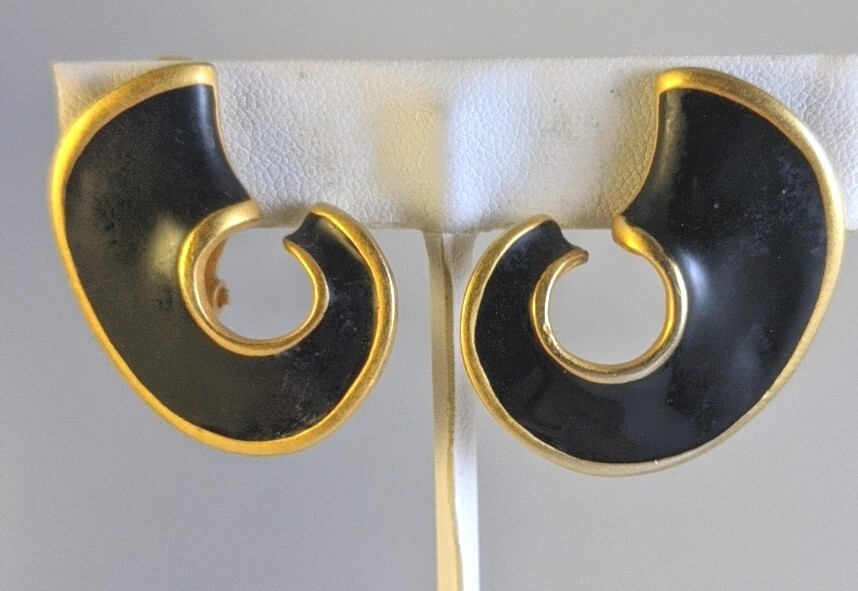 Vtg Signed Ann Klein Modernist Gold Tone Black Enamel Swirl Clip On Earrings