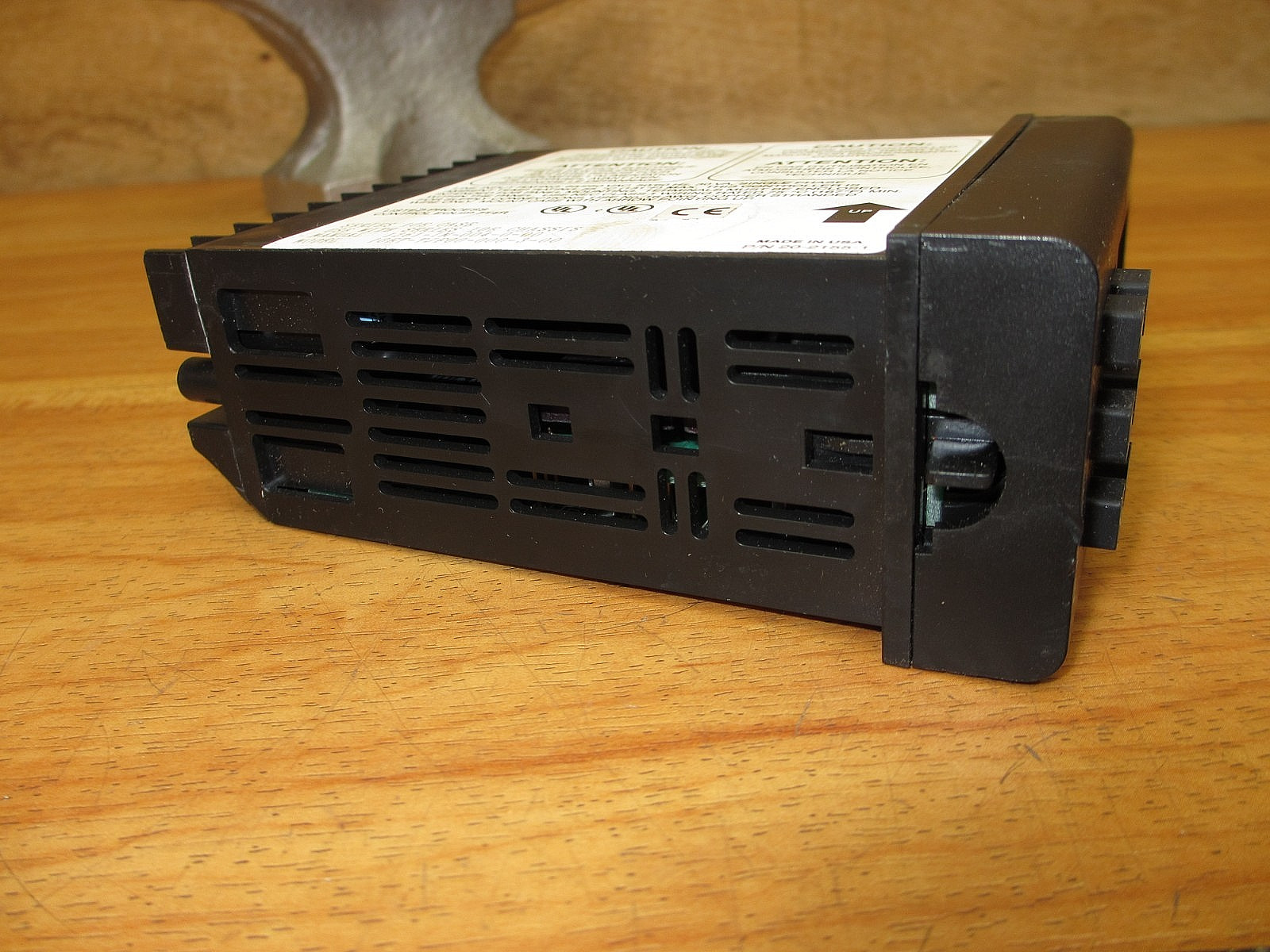 Barber Colman 10ET-TJF00-000-3-00 *USED POWERS UP* Temperature Controller