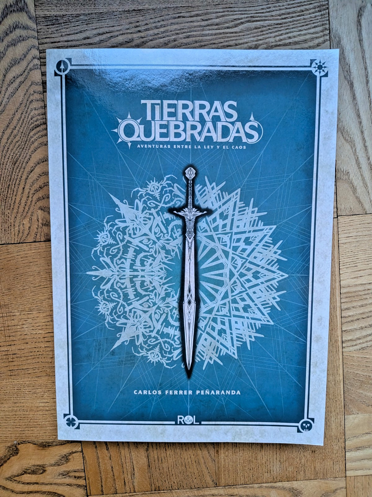 Juego de rol Tierras Quebradas tapa blanda edición revisada RPG en español