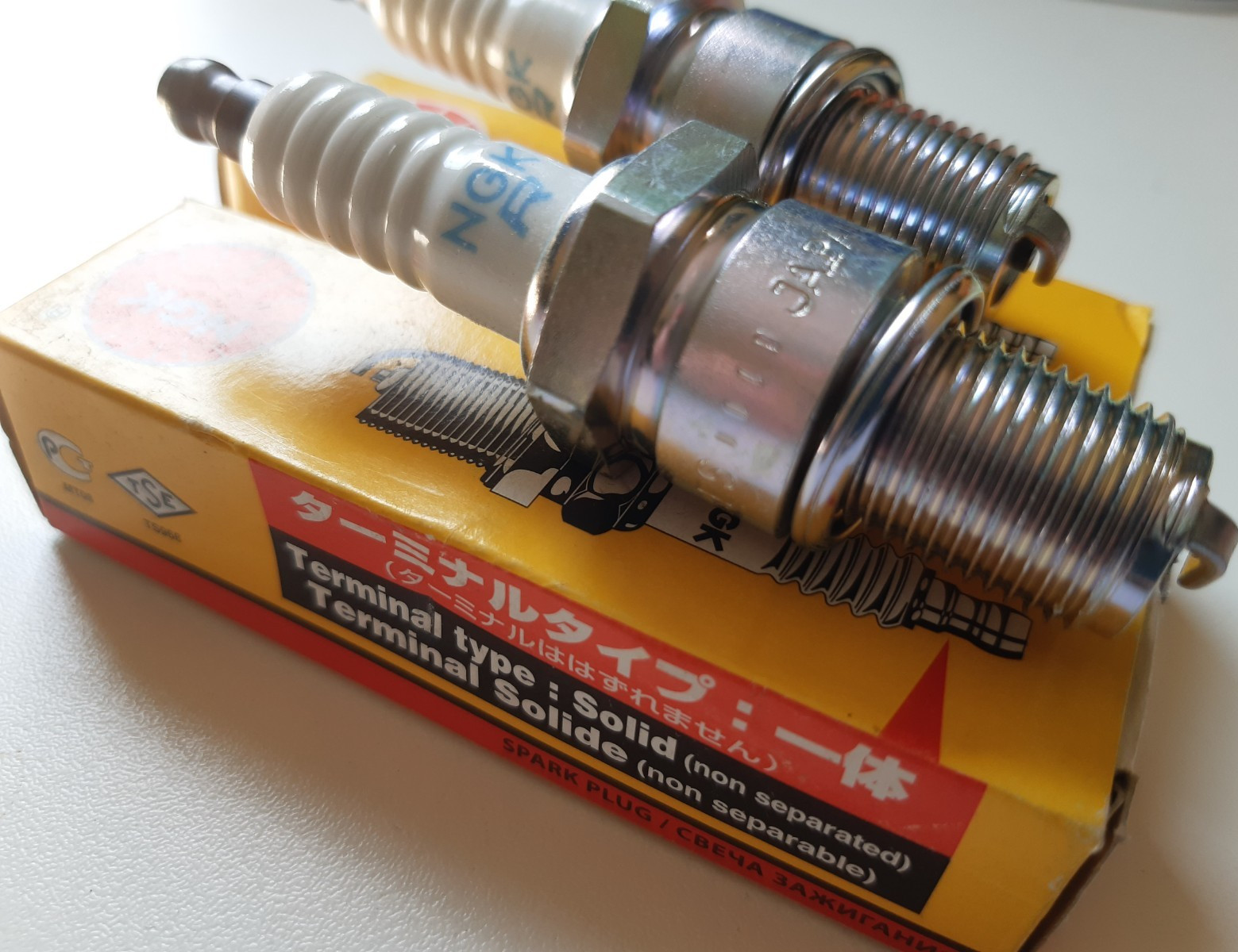 2 x GENUINE NGK BR8ES SPARK PLUGS (3961) SOLID TERMINAL - DOES NOT REMOVE - NOS