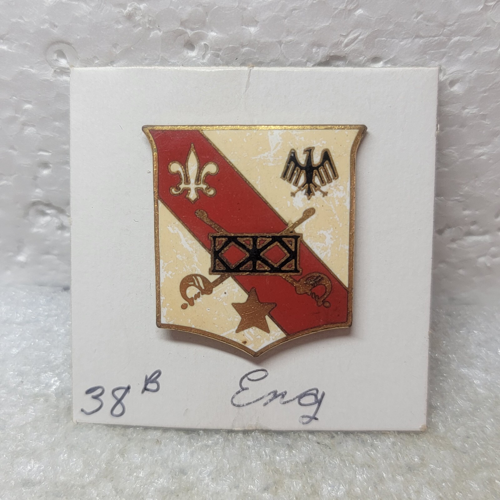 US Army 38th Engineer Battalion NHM DUI DI Crest Pin Insignia Gold Toned