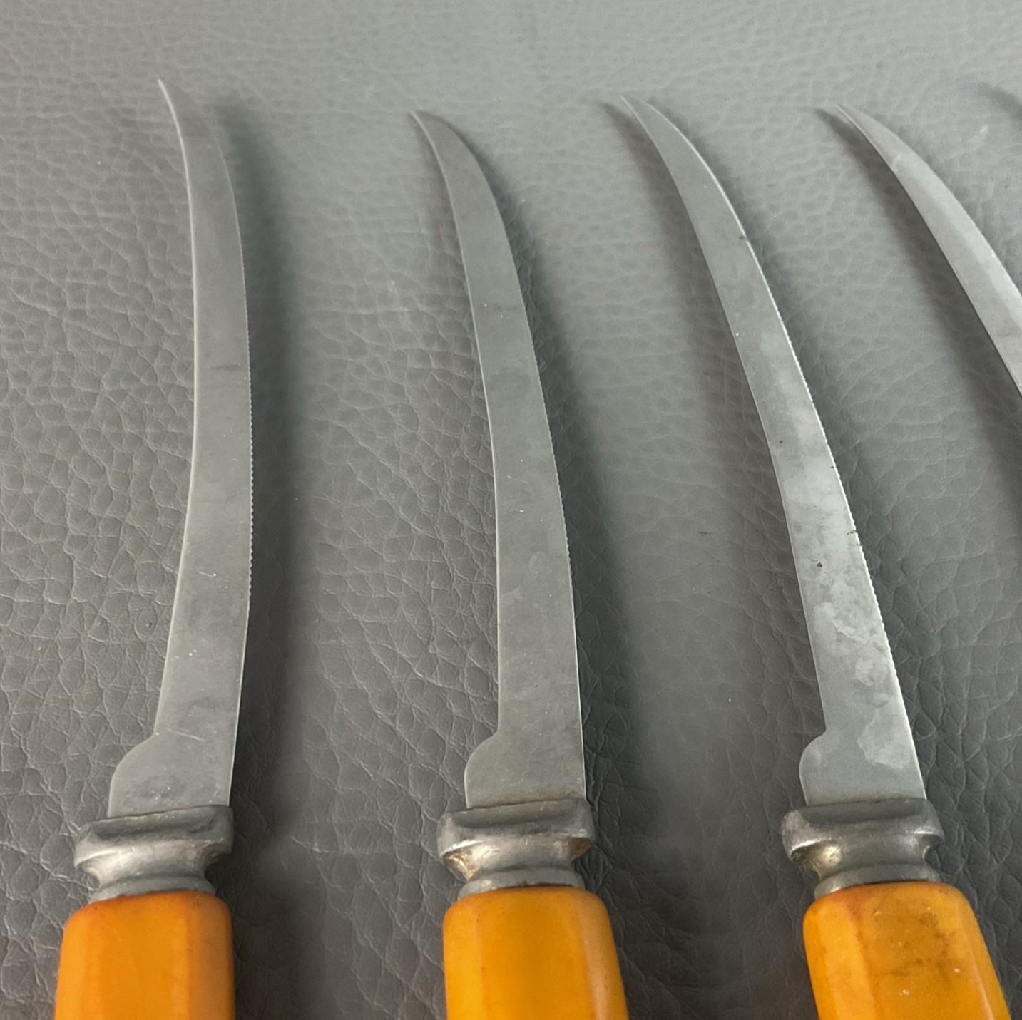 Vintage Henry's 5 Original Tomato & Steak Knives Bakelite Handles