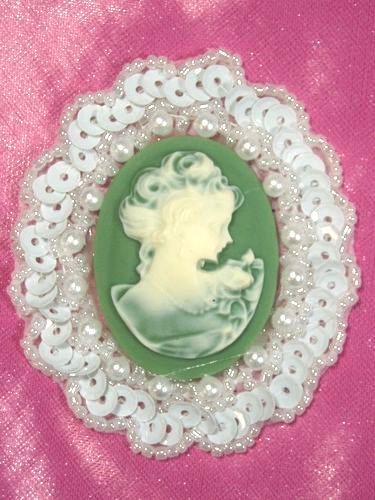 0389 WHITE GREEN VICTORIAN CAMEO SEQUIN APPLIQUE 2.5"