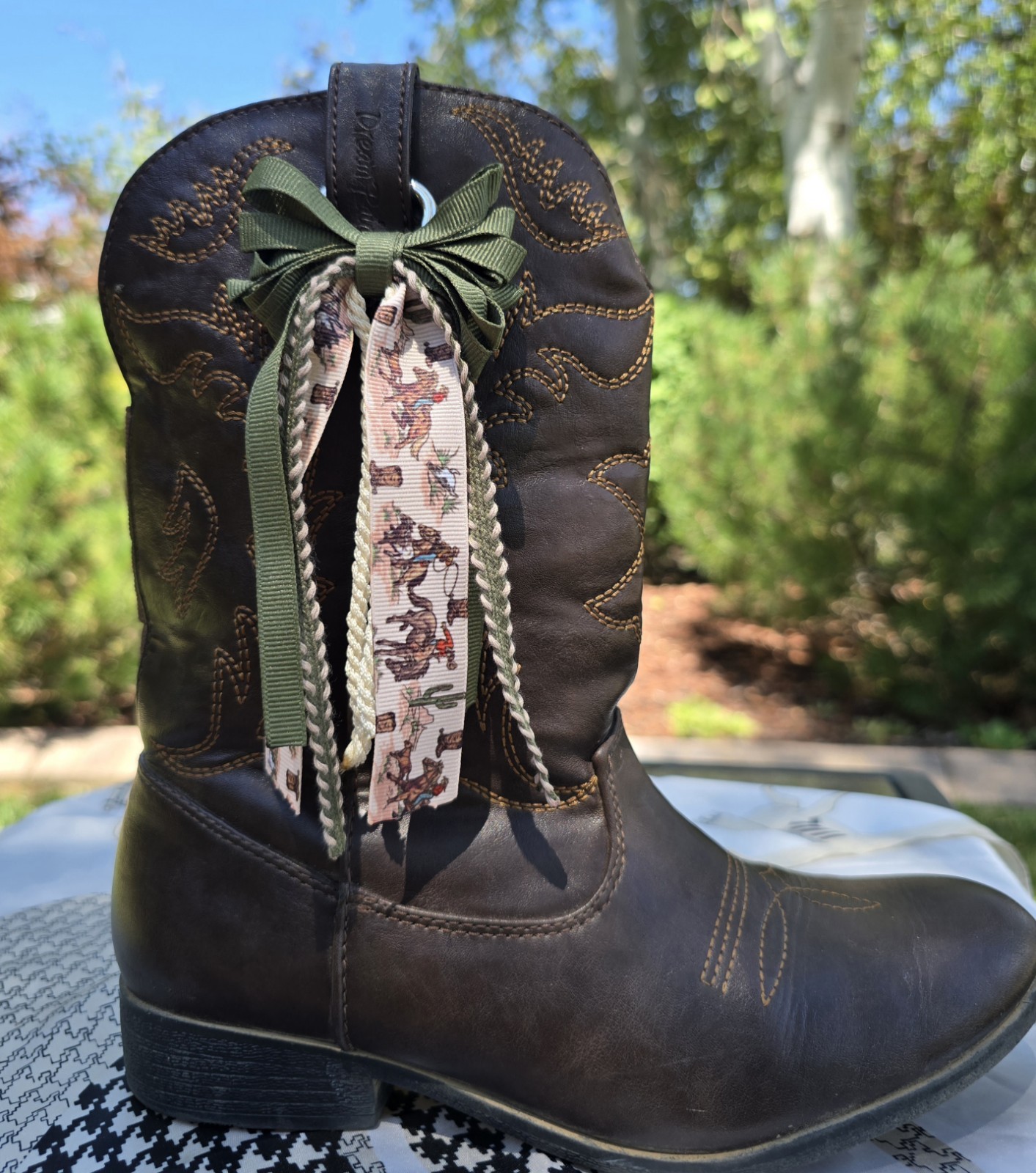 Western Ranch Cowboy Boot Bows Ornament.  Green ivory tone.  Purse charm cowgirl