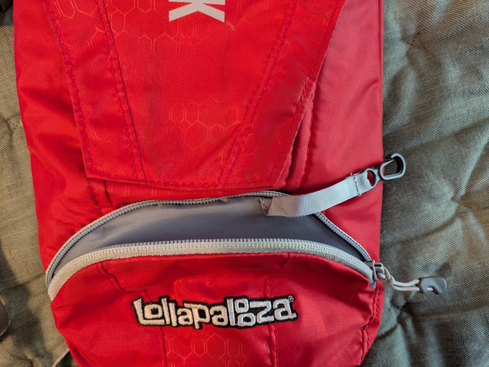 camelbak classic hydration pack red lollapalooza