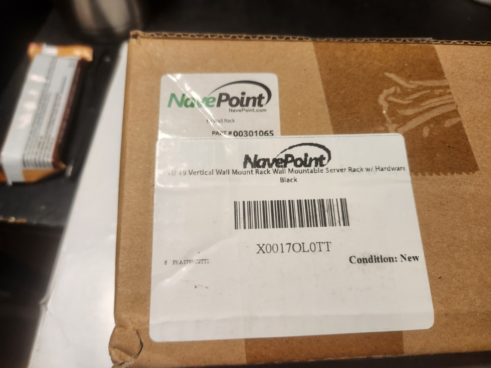 NavePoint X0017OL0TT 1U 19" VERTICAL RACK WALL MOUNT FOR SERVER