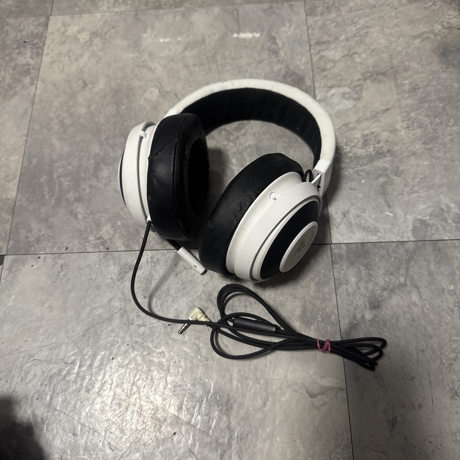 Razer Kraken Pro V2 Gaming Headset - Whote Microphone