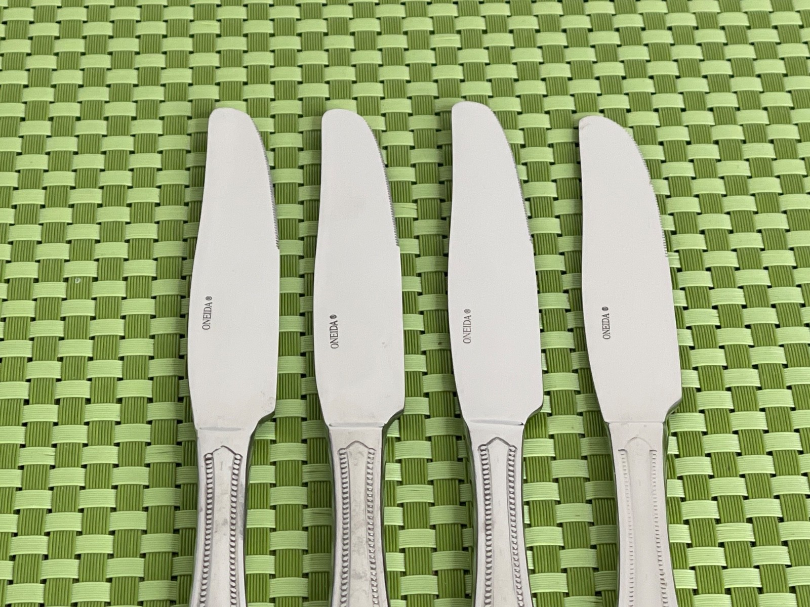 Oneida COUNTESS Stainless 4 Dinner Knives Beaded Glossy Flatware - 9 1/2"
