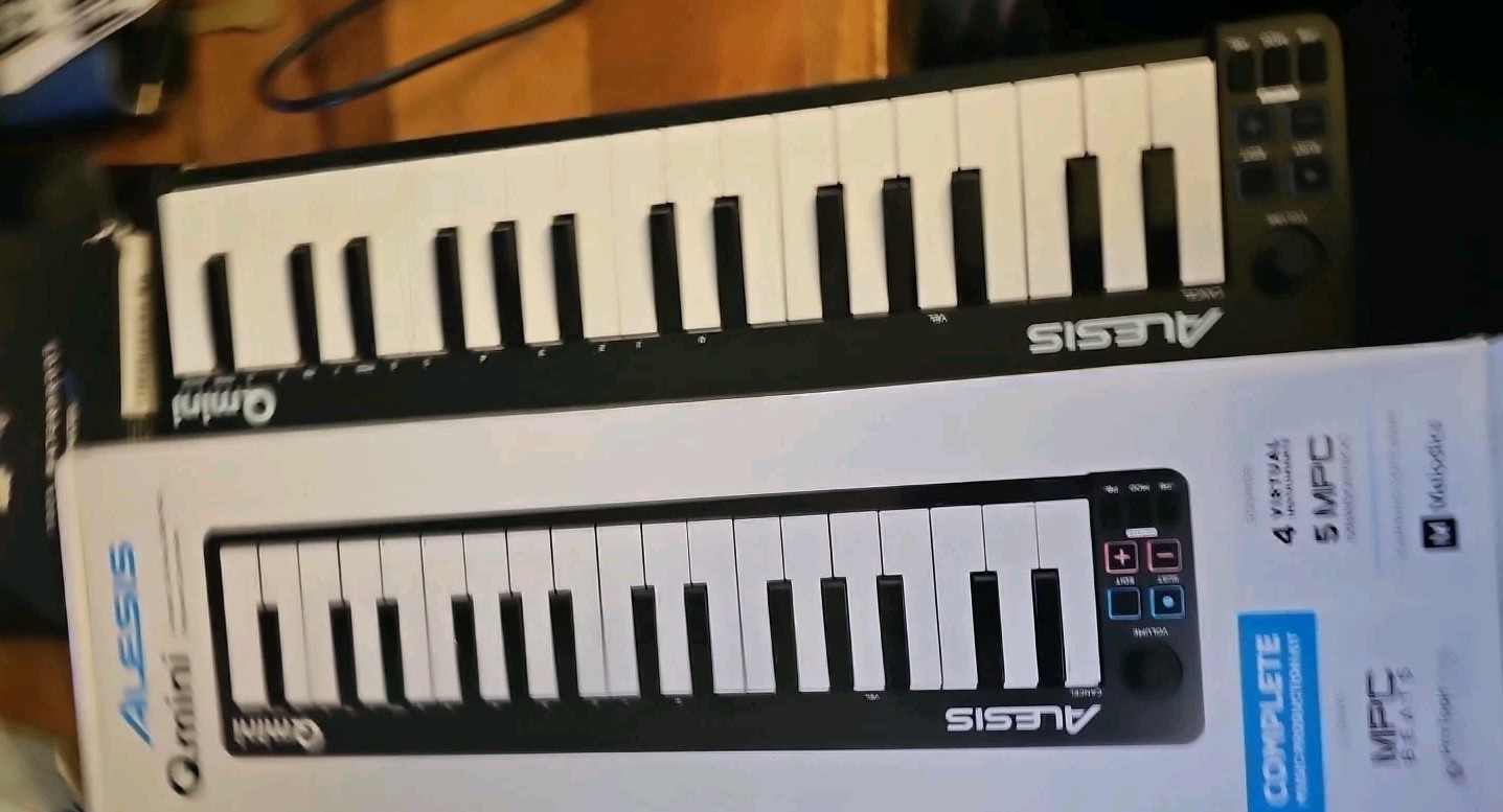 Alesis QMINI USB MIDI Keyboard Controller 32 Keys Q Mini