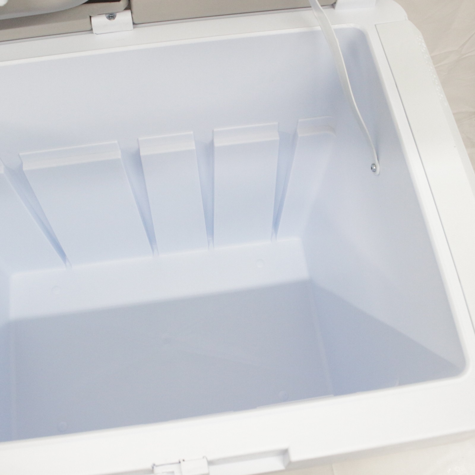Koolatron Portable Car Cooler Warmer Iceless 12V 33 Quart 31 L White