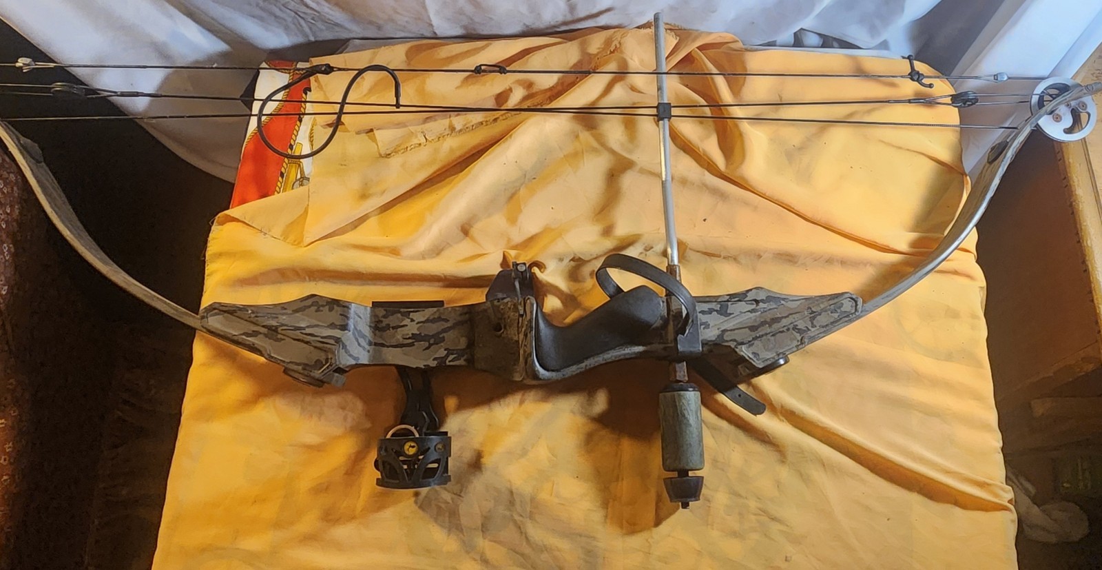 Golden Eagle Trap Door RH Bow Hunting Compound Bow 38lb 30in Camo/Black