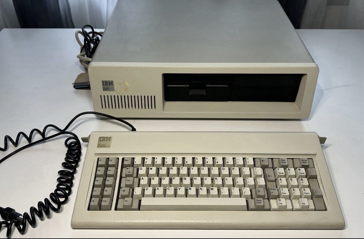 vintage 1980 IBM PC XT 5160 With Keyboard Powers On / Untested