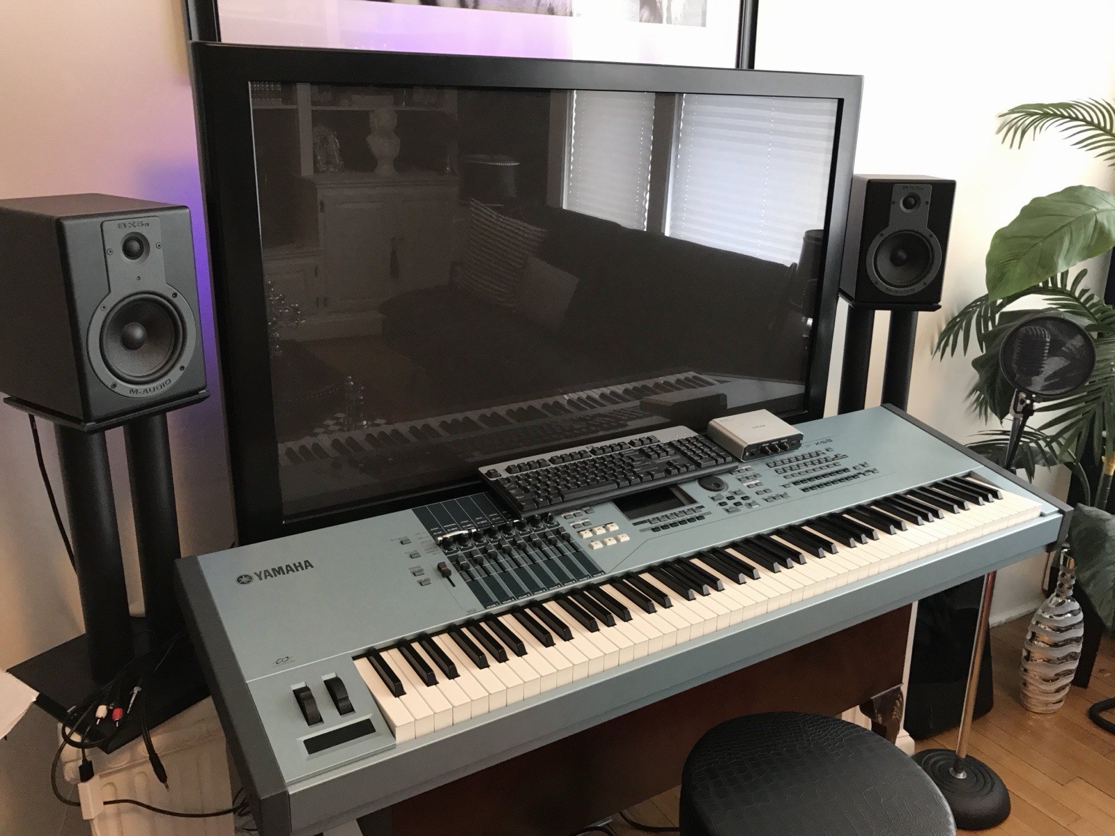 Yamaha MOTIF8 Keyboard Synthesizer Workstation