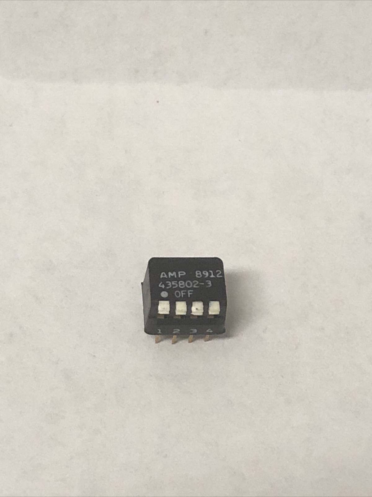 435802-3 RIGHT ANGLE 4 POS DIP SWITCH