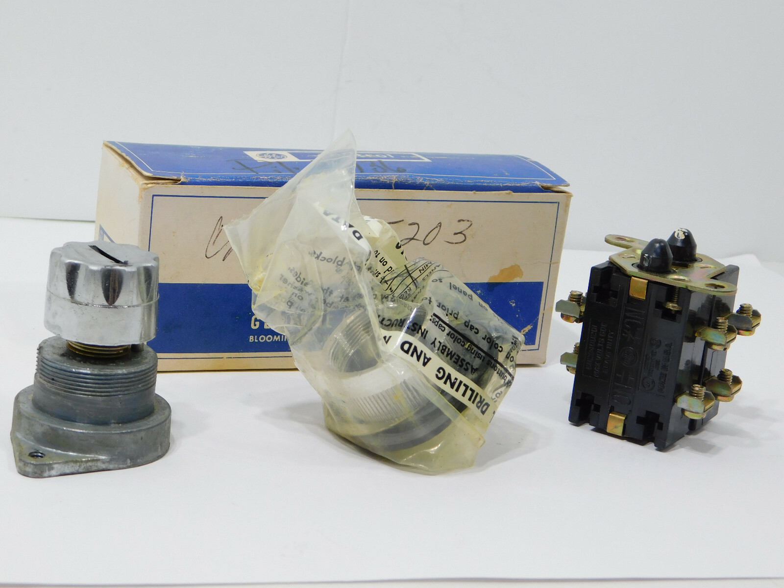 General Electric CR2940UF203 Push Turn Operator Switch