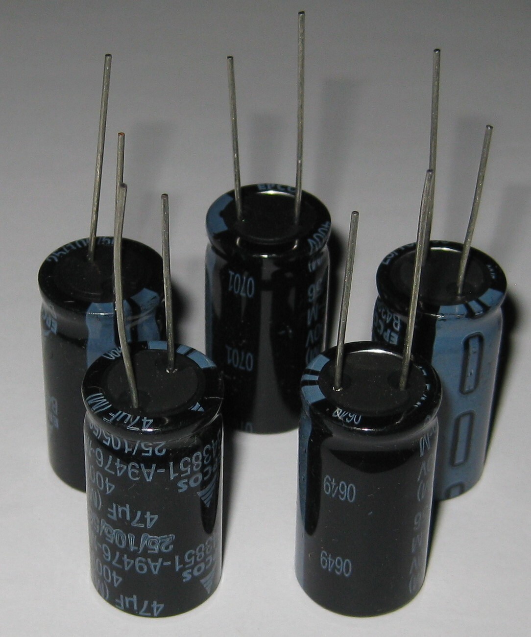 5 X EPCOS 47 uF Radial Capacitor - 400 VDC - 16 mm Diameter - 105 deg C - 43851
