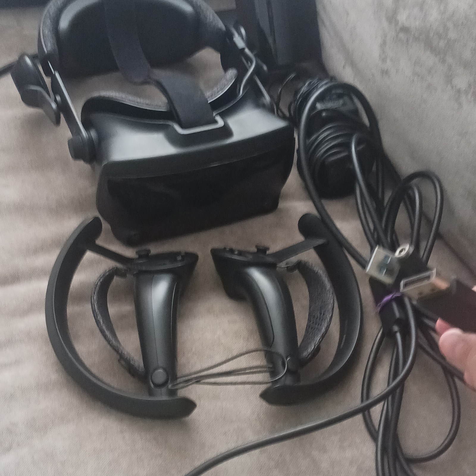 Valve index PC VR Headset, Touch Controllers, Cables, audio, any herts for ur pc