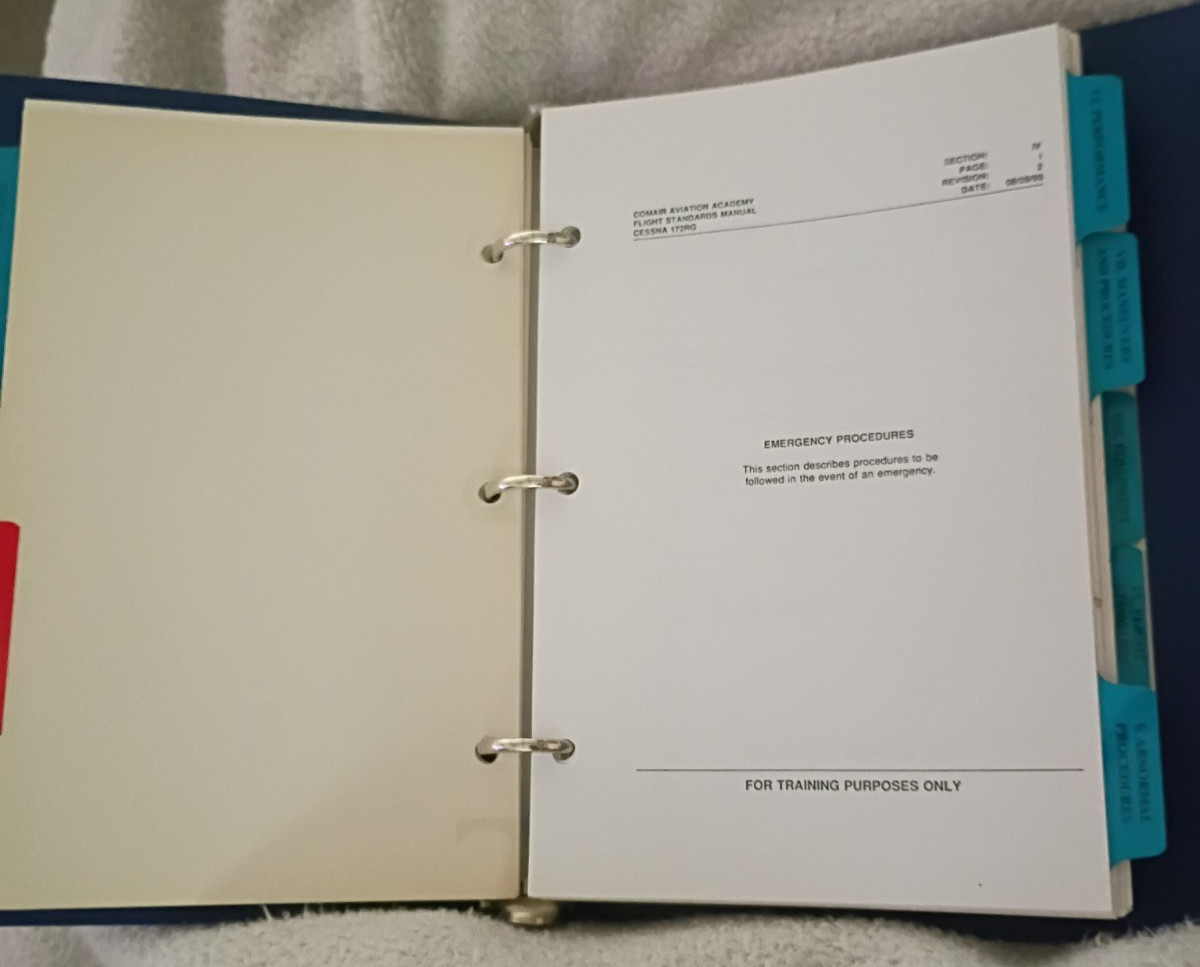 Comair CESSNA-172RG Flight Standards Manual, 1992