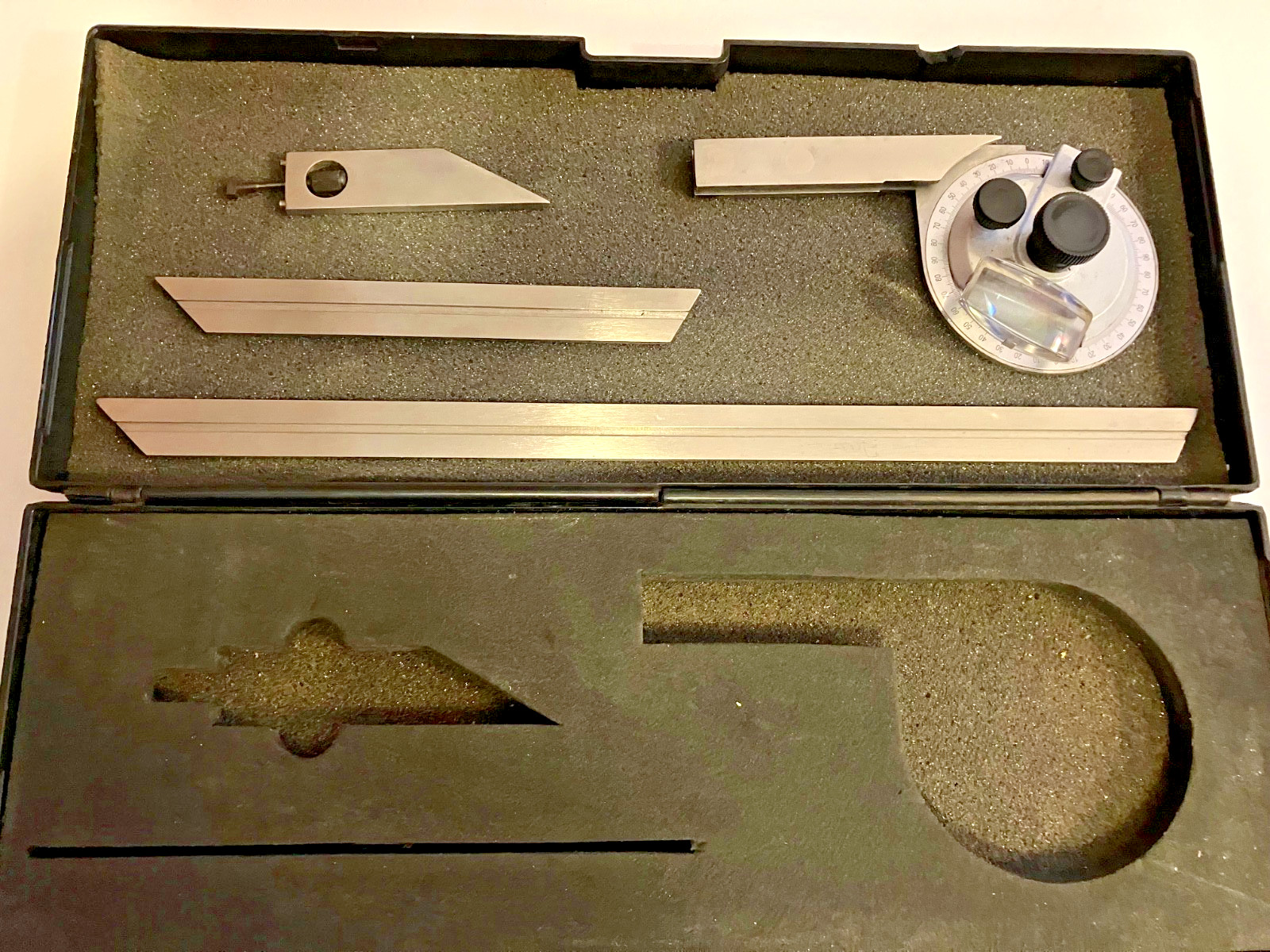 Preowned Universal Bevel Protractor Complete.  In very nice condition. see note!