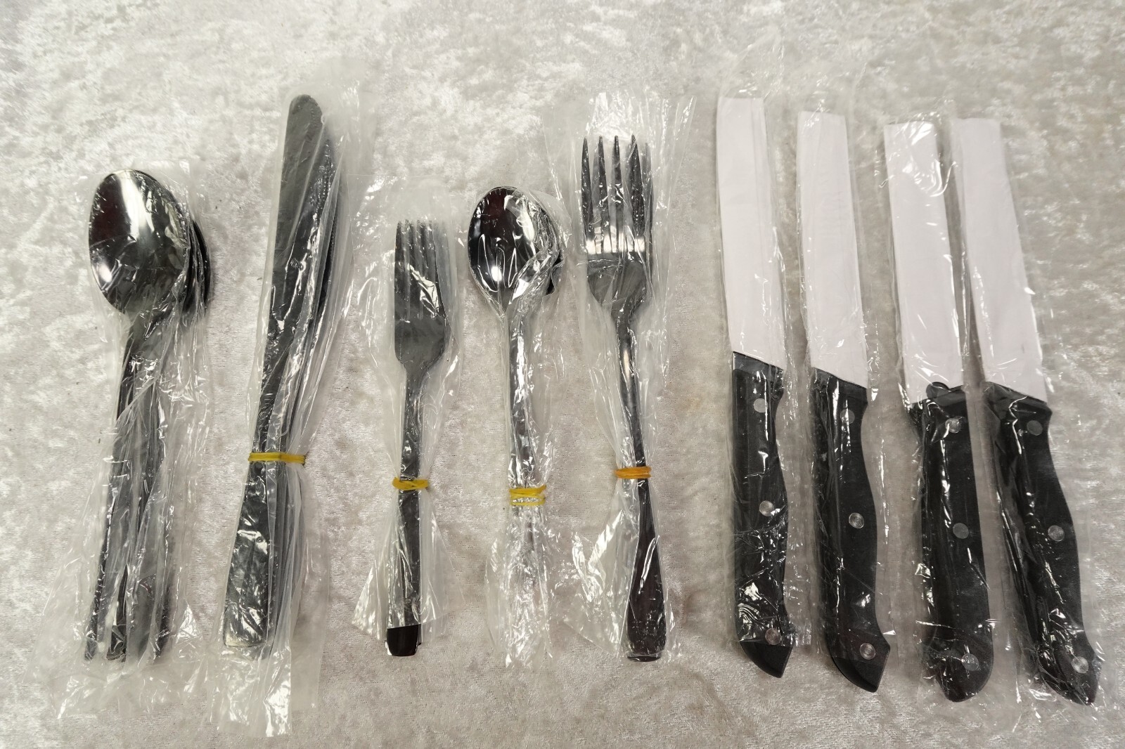 New Flatware 24-Pieces Matte Black Stainless Flatware With Steak Knives