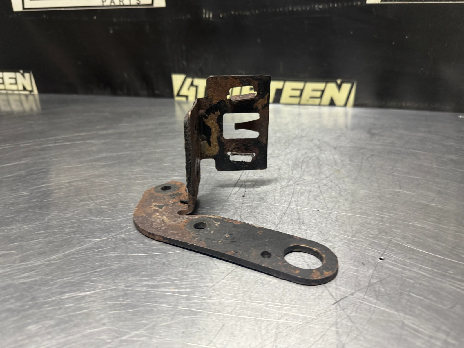 04-06 PONTIAC GTO POWER STEERING RESERVOIR BRACKET OEM #N486