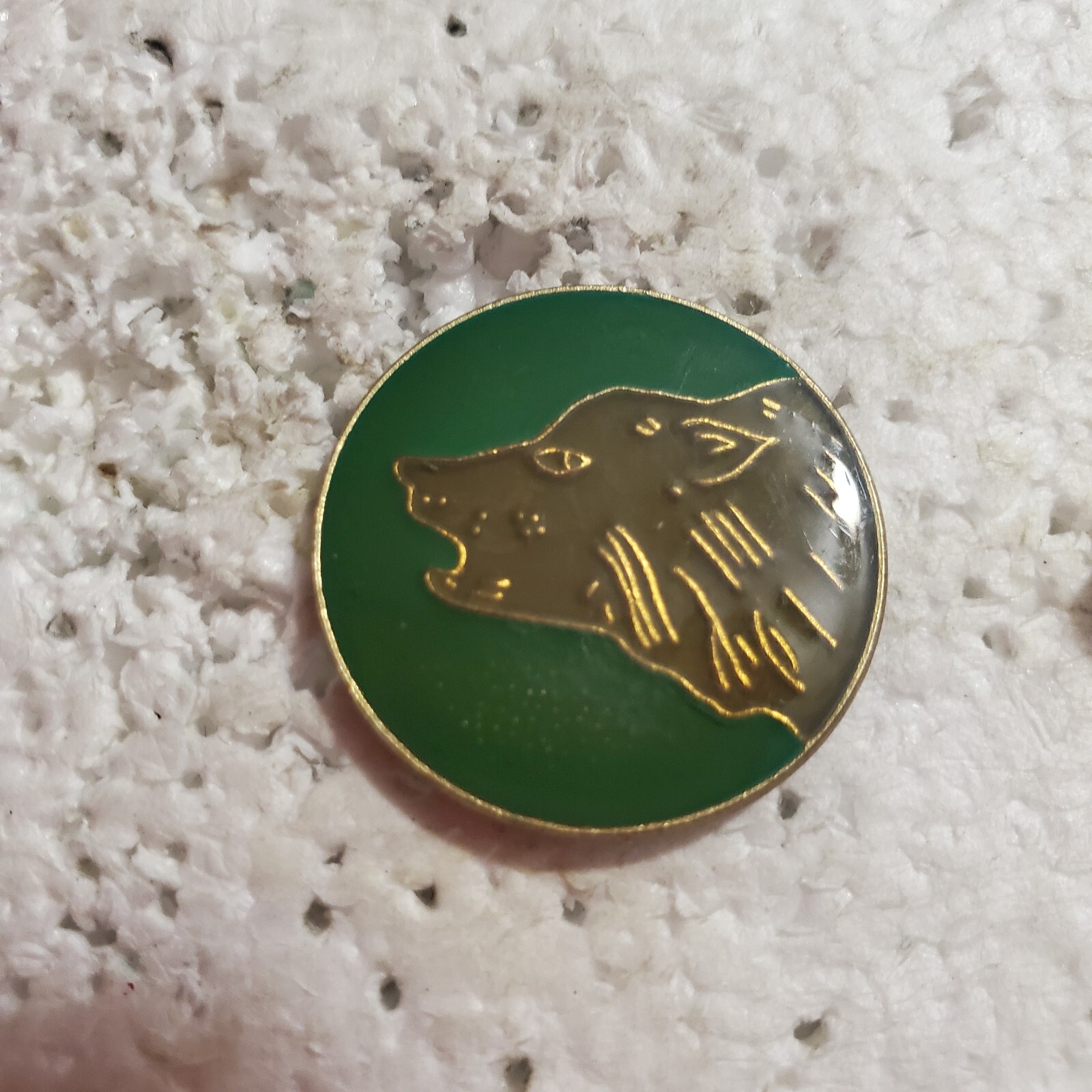 United States Army 104th Infantry Brigade Enamel Lapel Pin Wolf Dog Green Logo